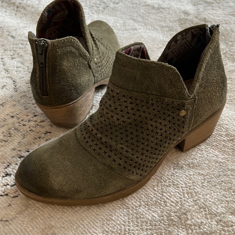 Earth Origins Amanda ankle boot sage suede 8.5